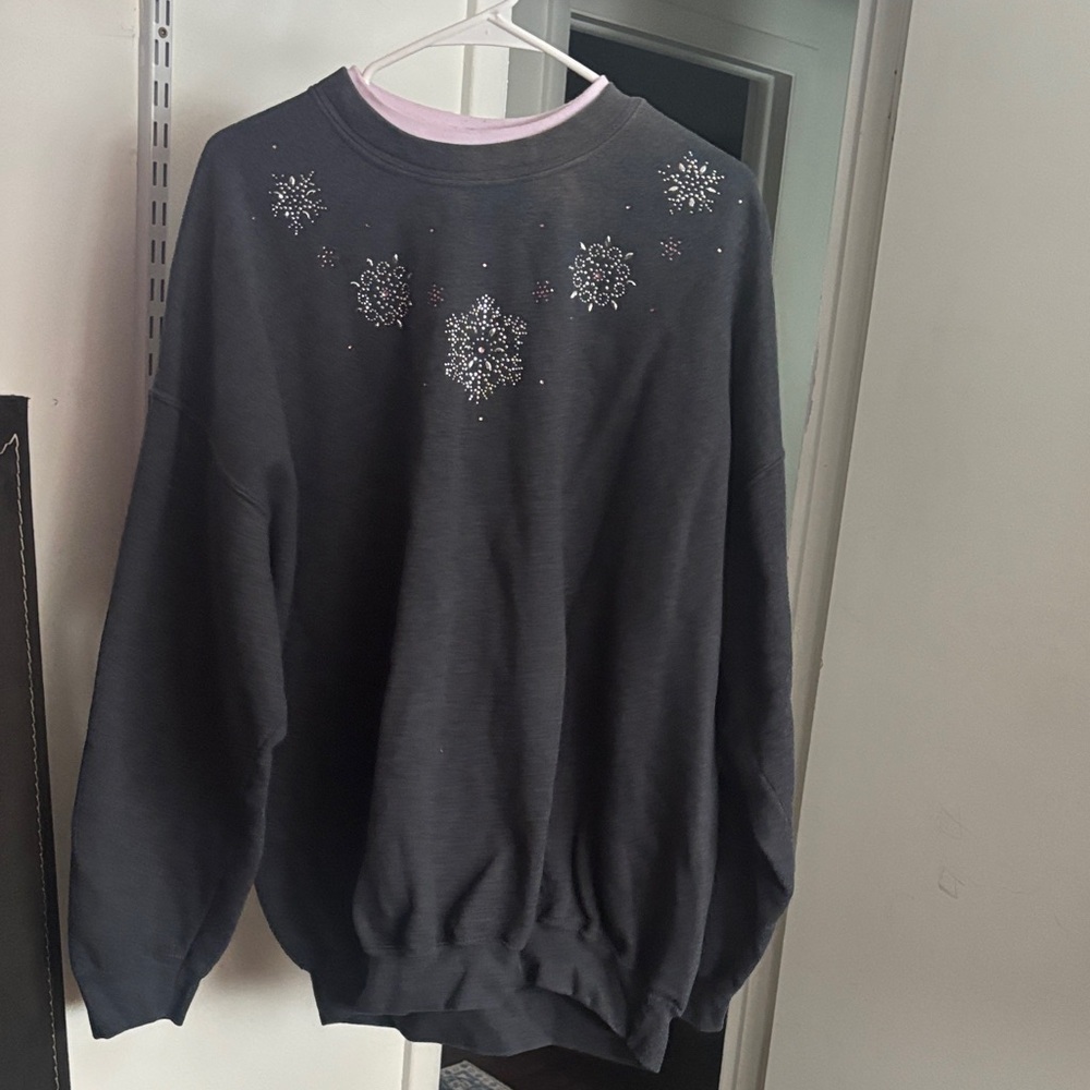Gildan Black Sweatshirt with Snowflake Design